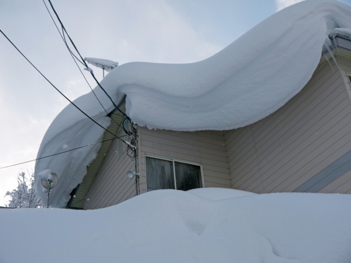 Heavy-snowdrift-on-the-roof-000059871580_Small