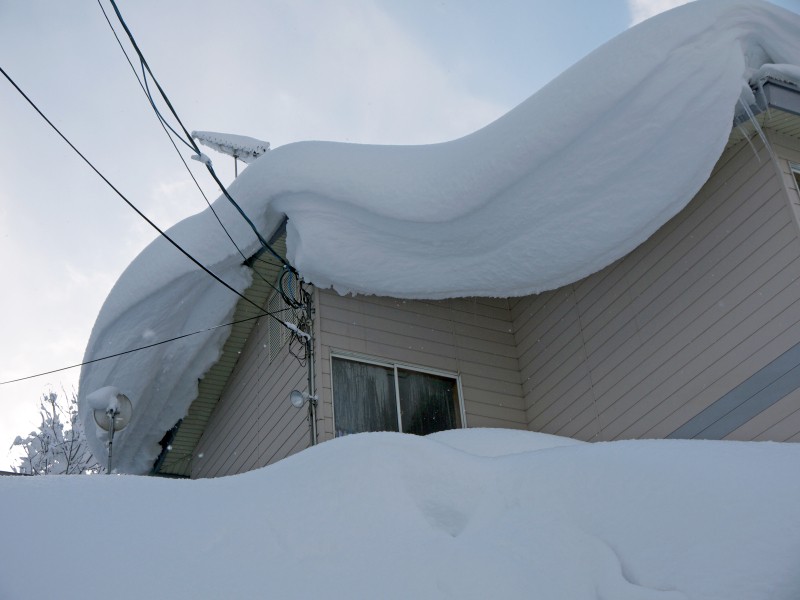 Heavy snowdrift on the roof 000059871580 Small