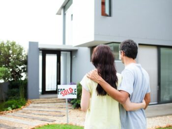 Newlyweds with their new house 000009977991 Small